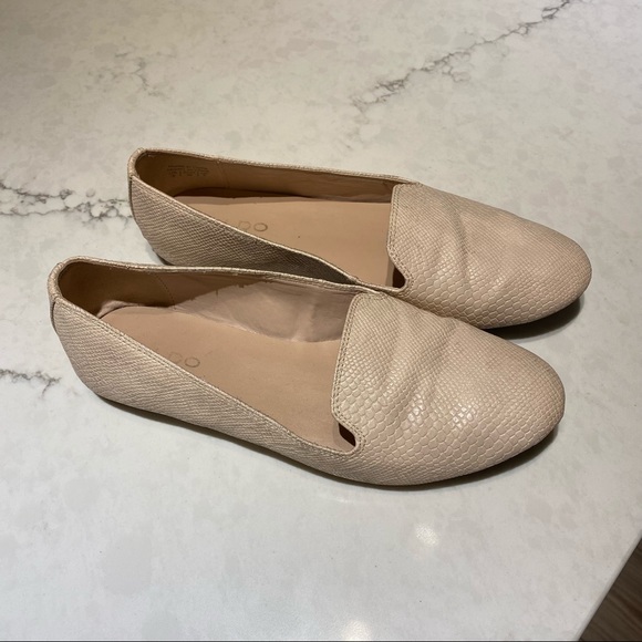 Cream flats - Picture 1 of 3